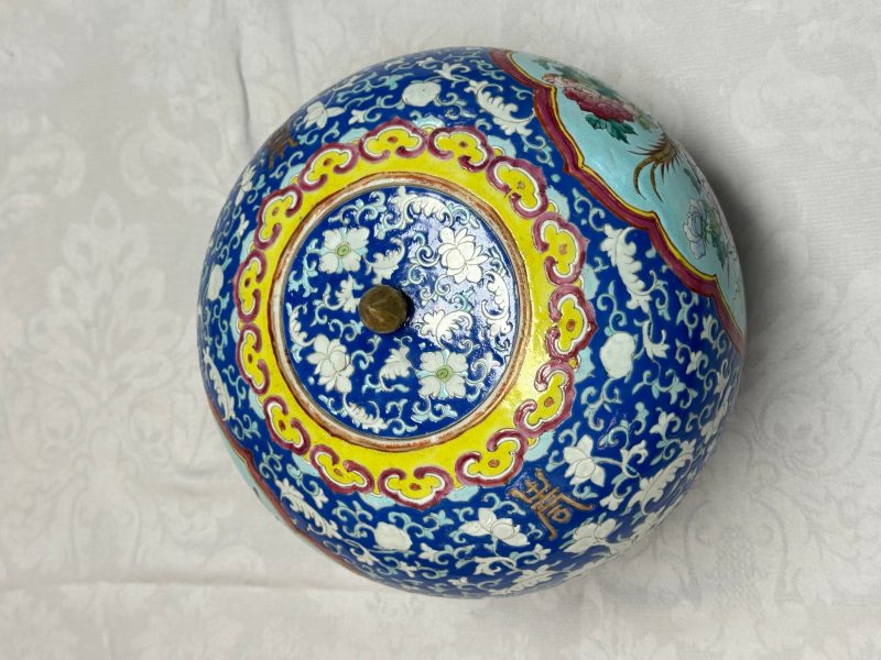 A pair of Chinese famille rose 'Birds among Flowering Branches' jars and covers - 图15