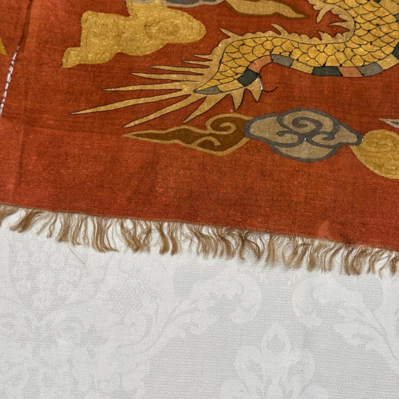A Chinese coral-ground kesi 'Dragons' panel - 图17
