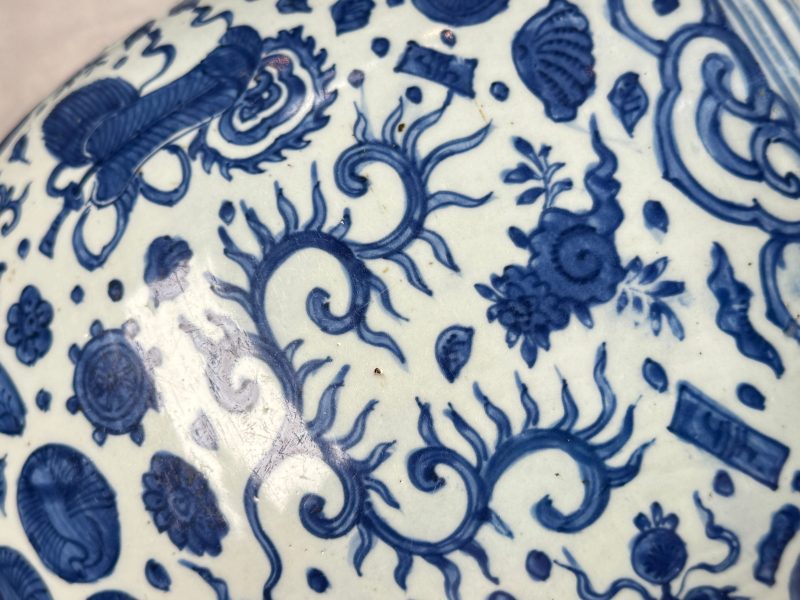 A large Chinese blue and white jar with Buddhist symbols, shells and insects - 图12