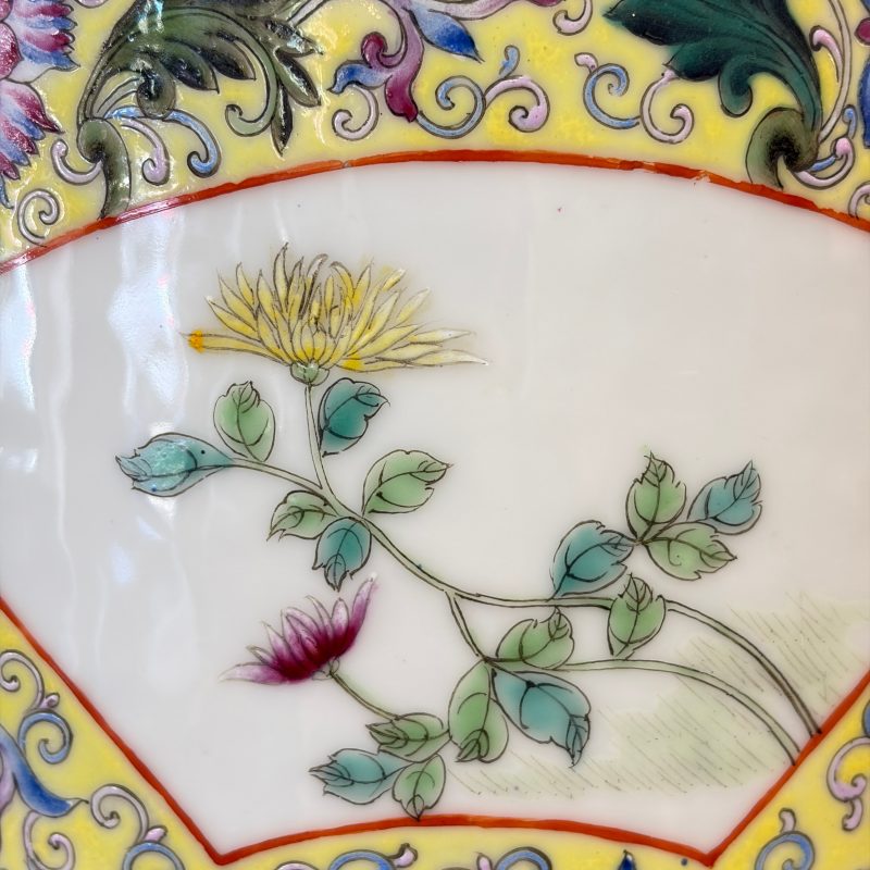 A pair of Chinese famille rose vases with figural design - 图41