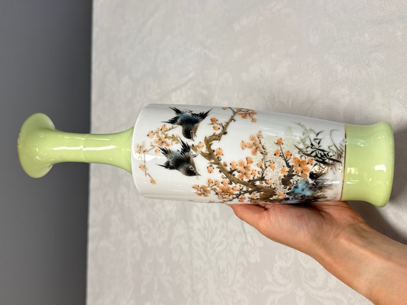 A pair of Chinese polychrome semi-eggshell 'birds among blossoming plum branches' vases - 图15