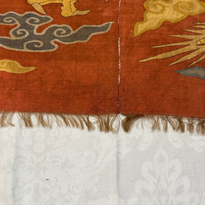 A Chinese coral-ground kesi 'Dragons' panel - 图18