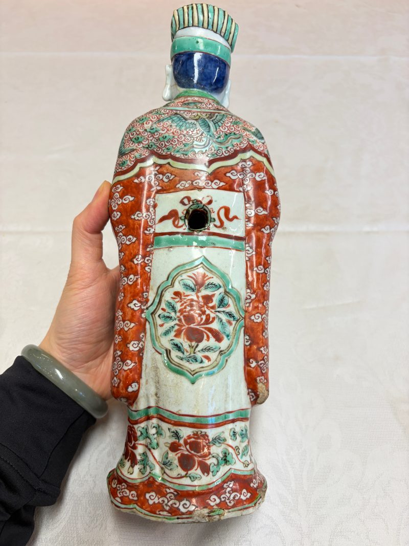 A rare Chinese wucai figure of a dignitary - 图10