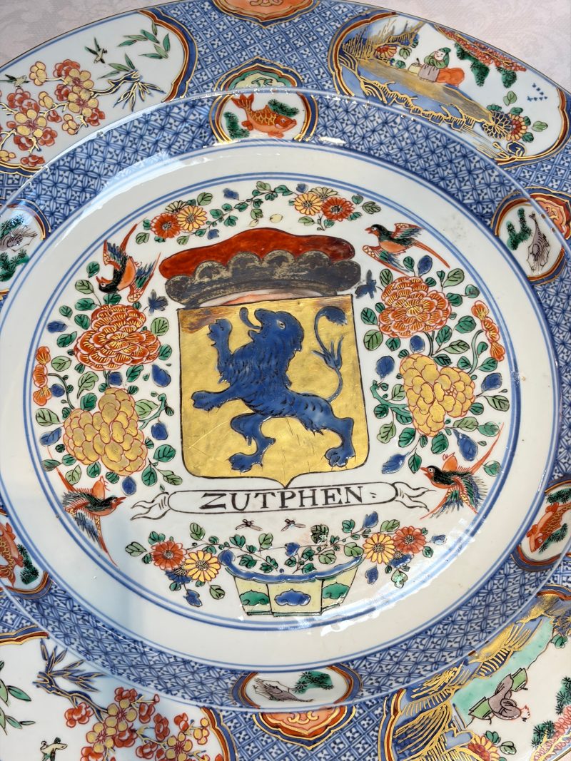 A large Chinese famille verte armorial 'Provinces' dish with the arms of Zutphen - 图4