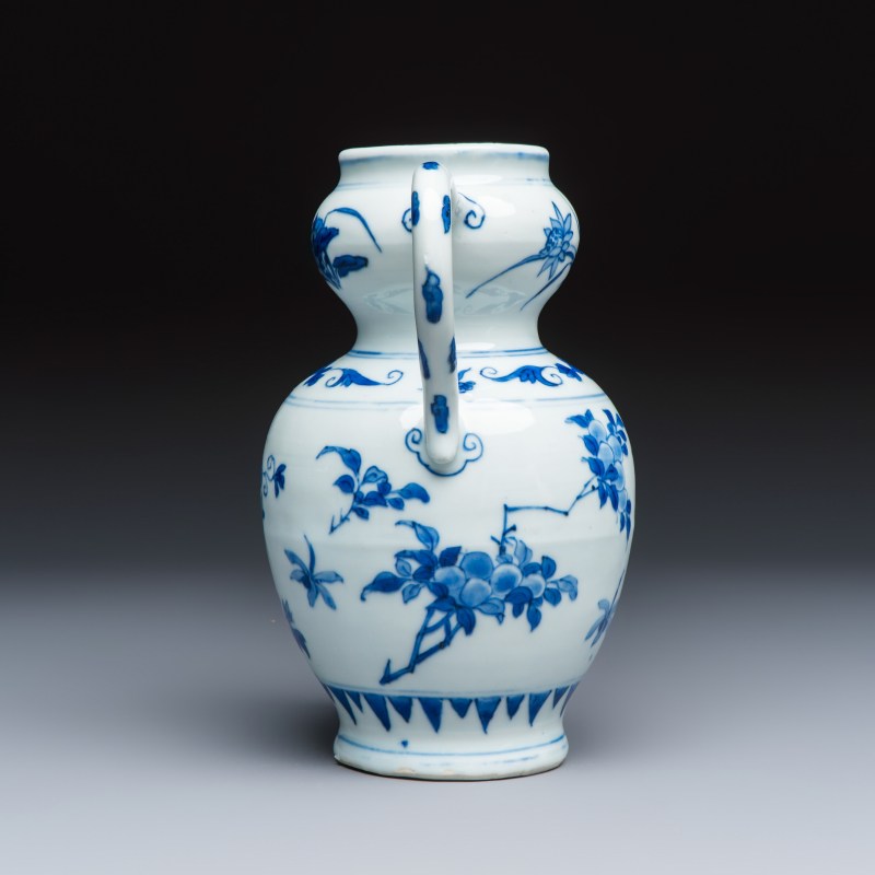 A Chinese blue and white double-handled vase with floral design - 图5