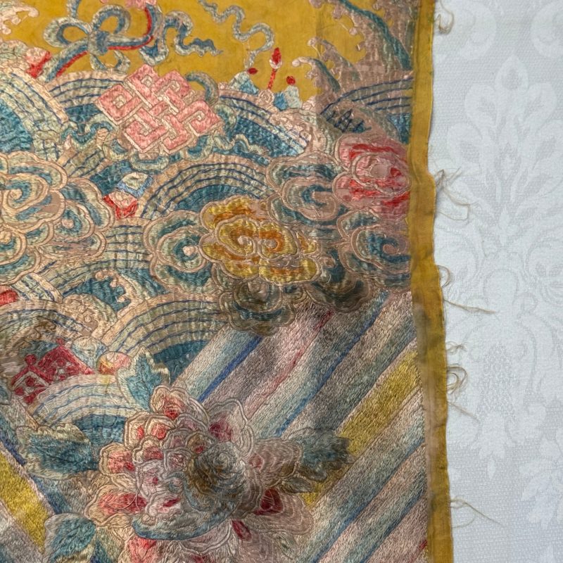 A pair of Chinese yellow-ground embroidered 'Dragons' and 'Phoenixes' panels - 图44