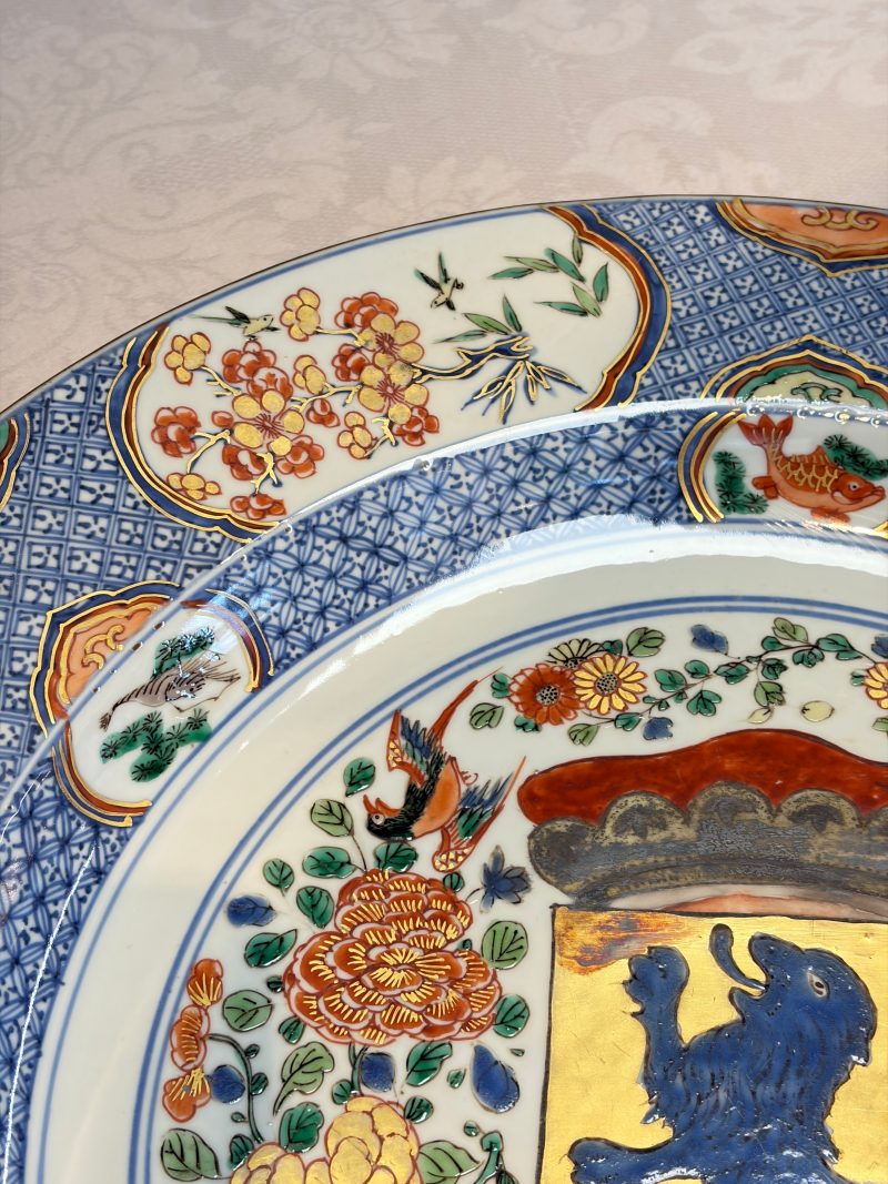 A large Chinese famille verte armorial 'Provinces' dish with the arms of Zutphen - 图5