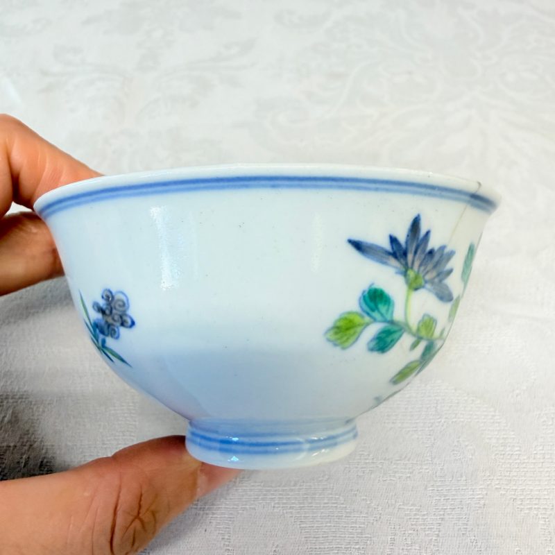 A pair of Chinese doucai bowls with floral design - 图12