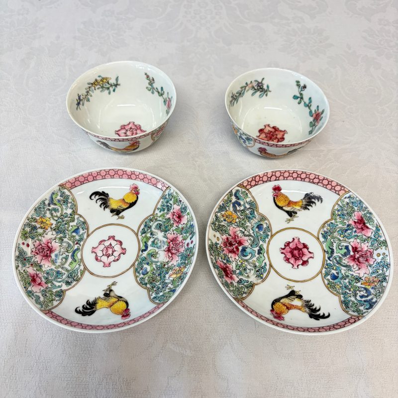 A pair of fine Chinese famille rose 'Rooster' tea bowls and saucers - 图10