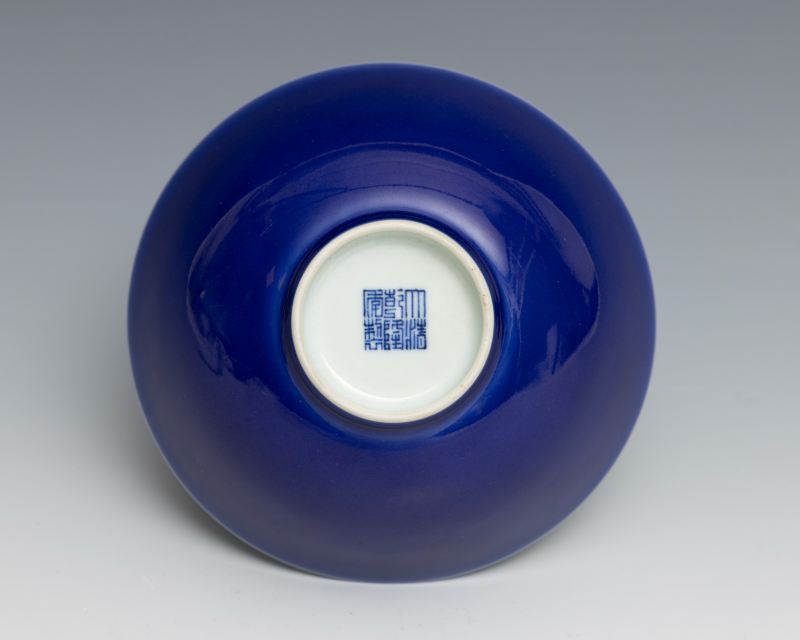 A pair of blue-glazed bowls, Qianlong mark and of the period (1736-1795) - 图6