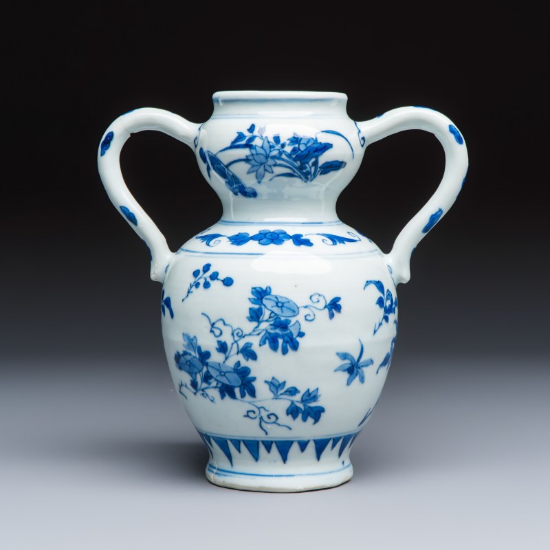 A Chinese blue and white double-handled vase with floral design - 图4