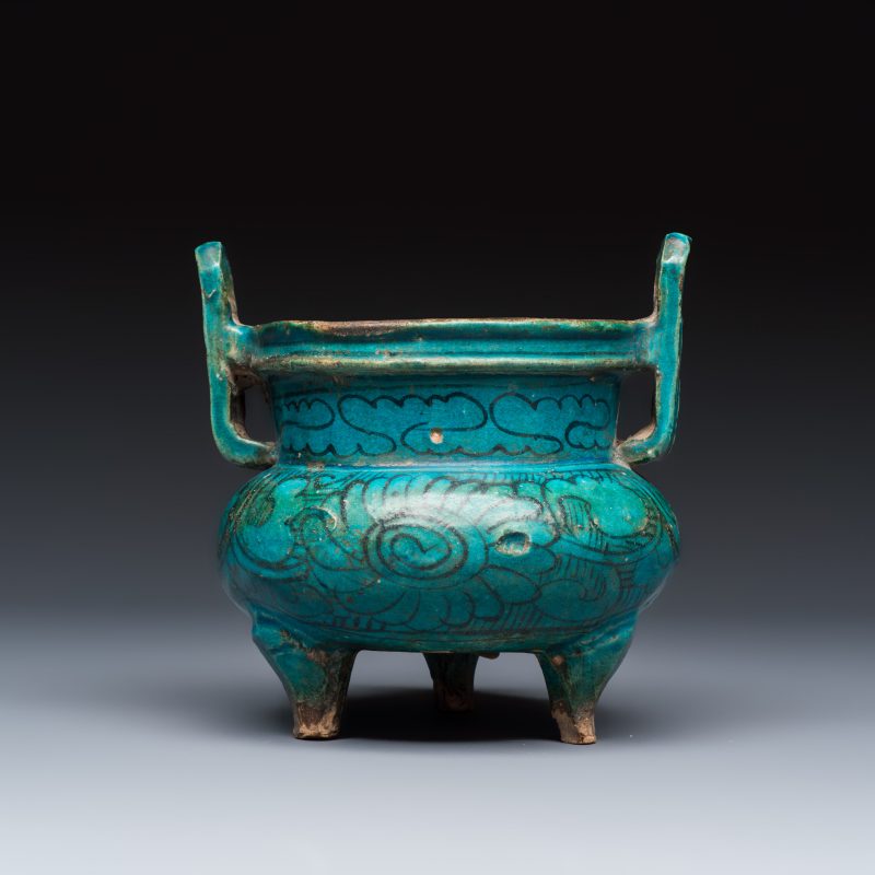 A Chinese peacock-blue-glazed tripod incense burner with wooden cover - 图5