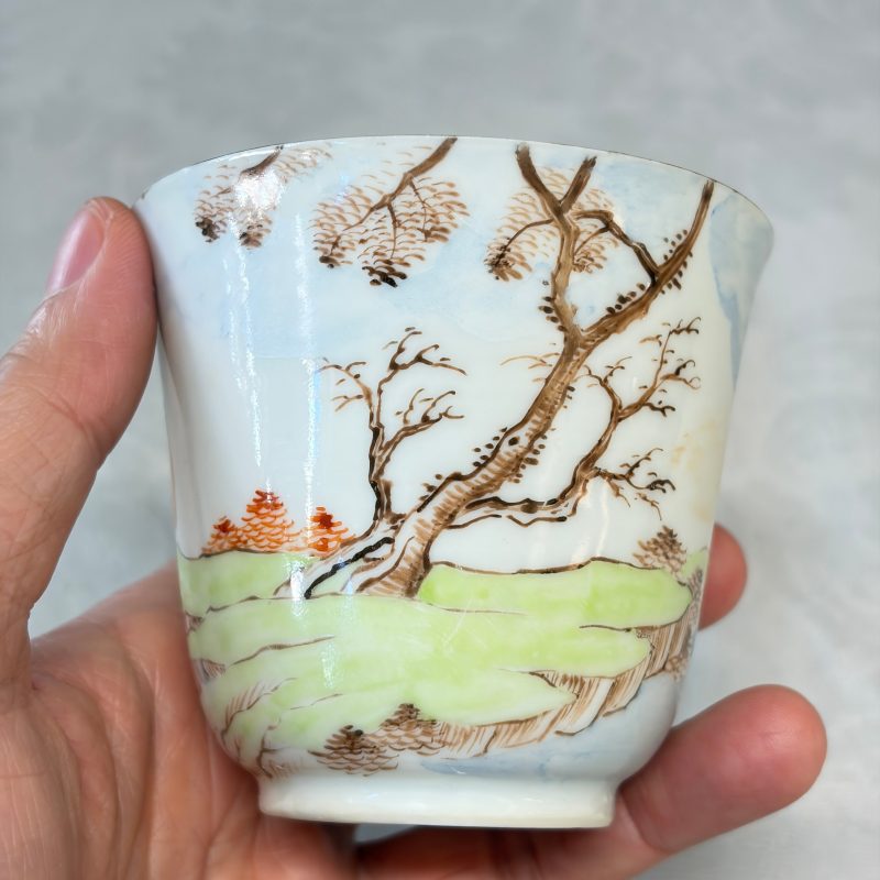 Three sets of Chinese export famille rose and grisaille 'European Subject' tea bowls and saucers - 图38