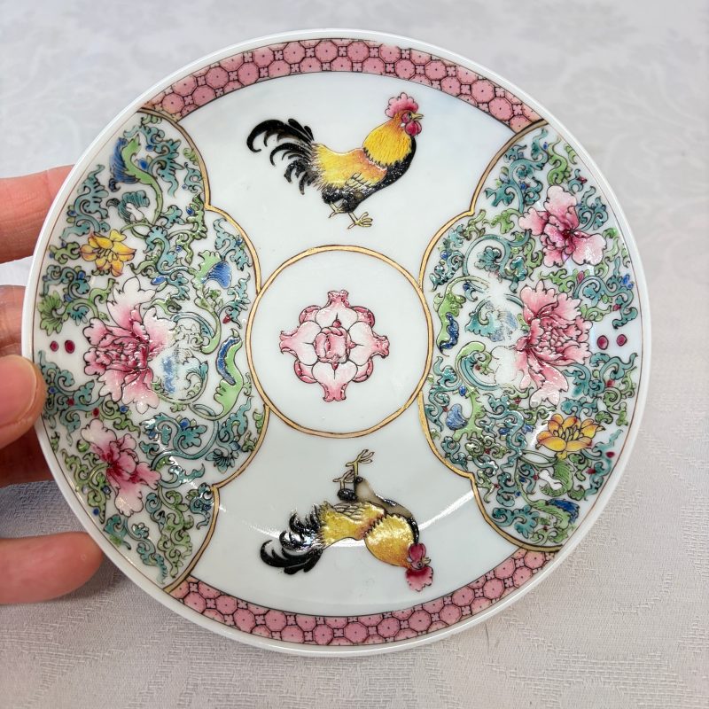 A pair of fine Chinese famille rose 'Rooster' tea bowls and saucers - 图11