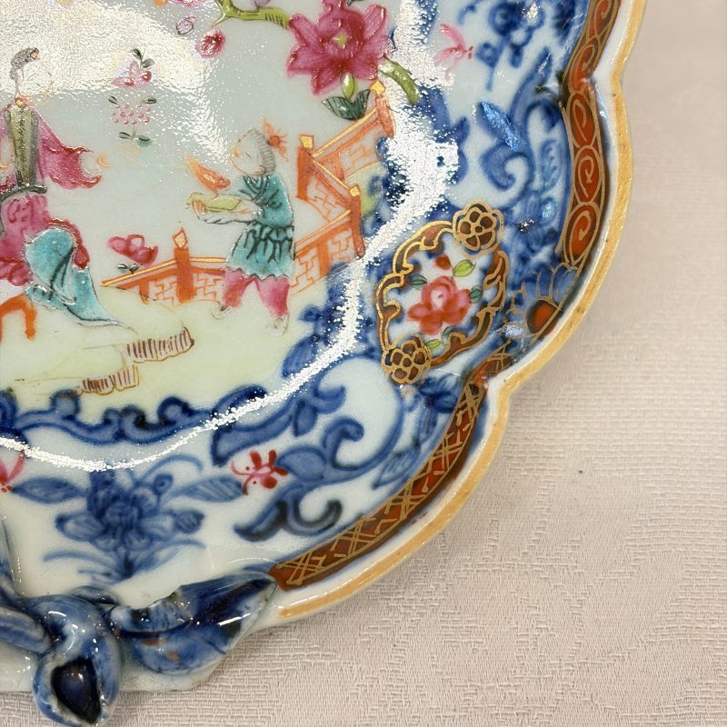 A pair of Chinese famille rose leaf-shaped saucers with figural design - 图10