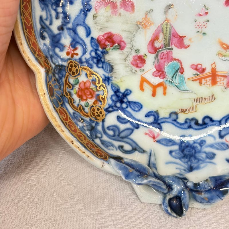 A pair of Chinese famille rose leaf-shaped saucers with figural design - 图9