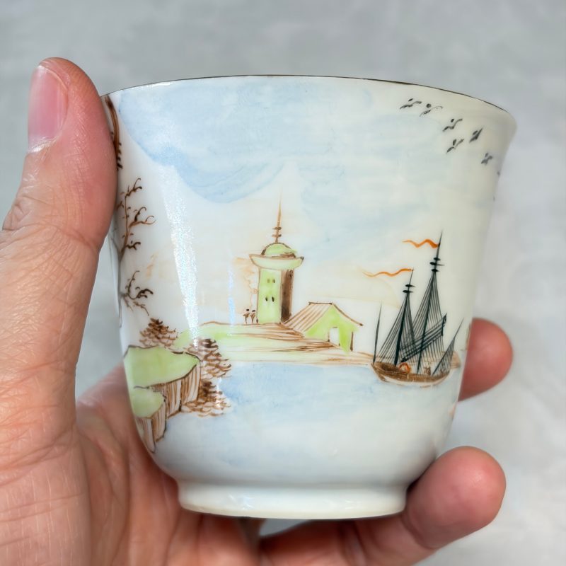 Three sets of Chinese export famille rose and grisaille 'European Subject' tea bowls and saucers - 图39