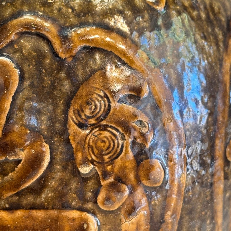 月中桂丹 | A Chinese brown-glazed slip-decorated 'Yue Zhong Dan Gui 月中桂丹' jar - 图12
