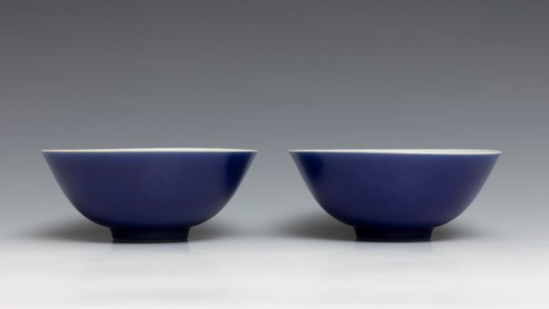 A pair of blue-glazed bowls, Qianlong mark and of the period (1736-1795) - 图5