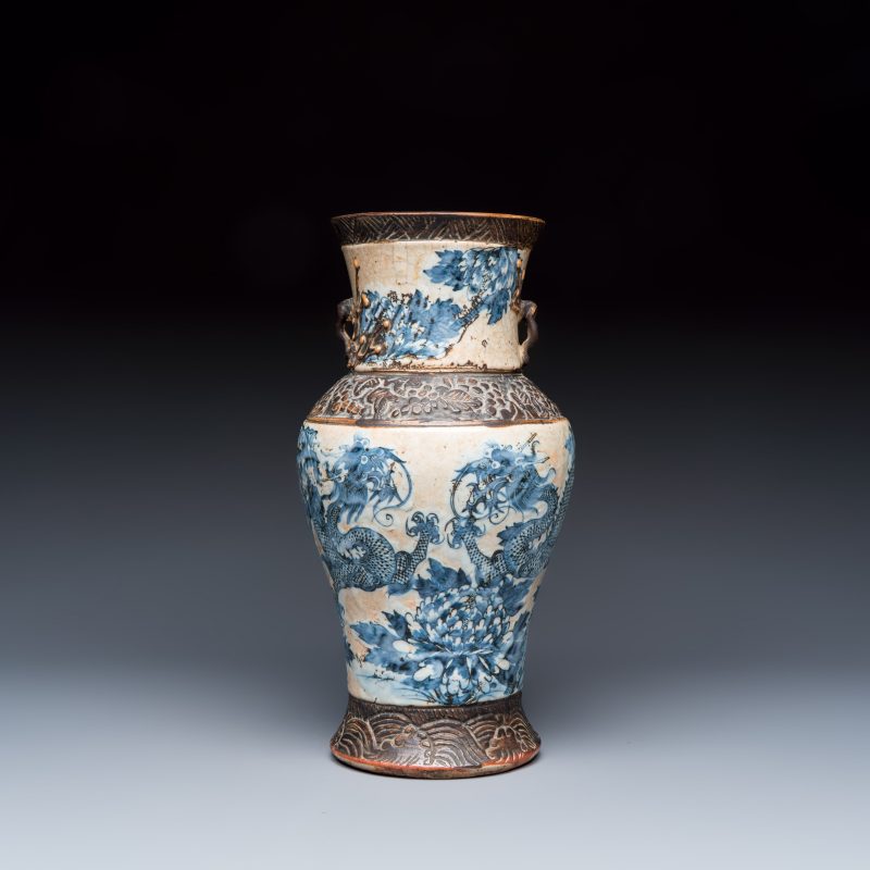 A Chinese Nanking blue and white vase and a famille rose jardinière - 图2