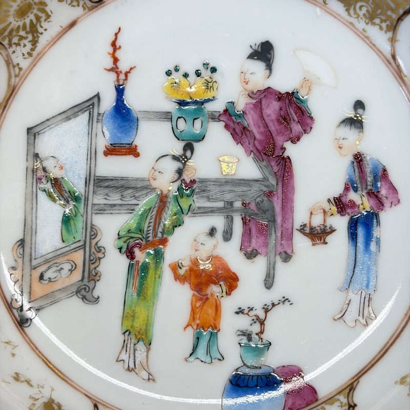 A Chinese famille rose gilt-decorated cup and saucer with figural design - 图15