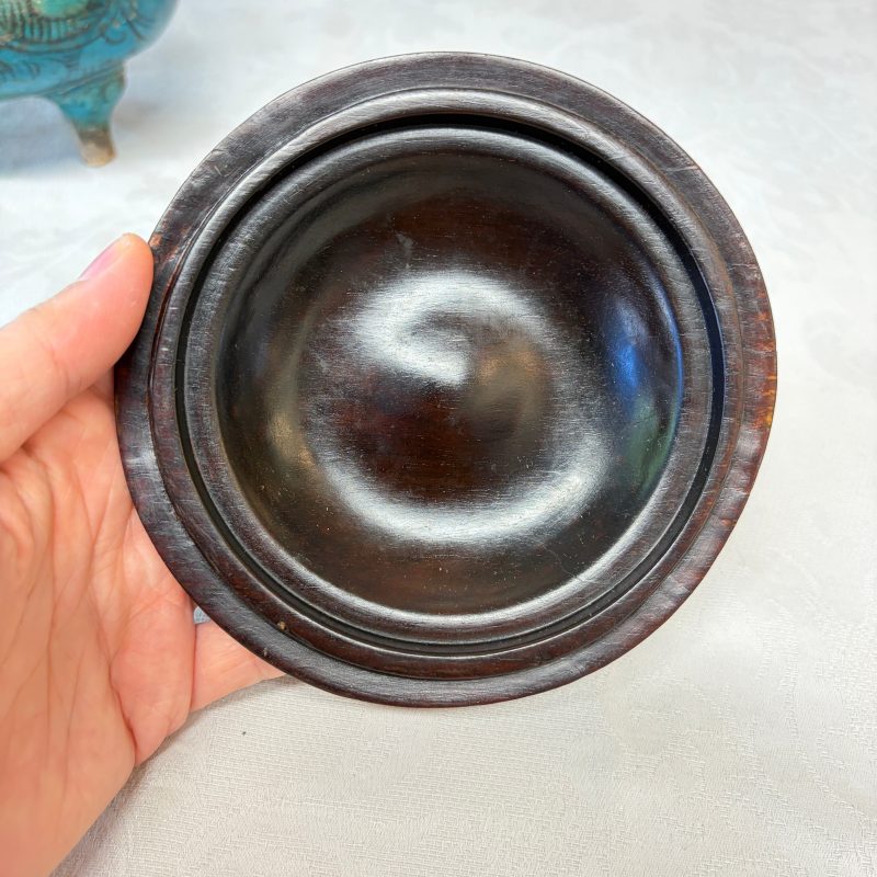 A Chinese peacock-blue-glazed tripod incense burner with wooden cover - 图32