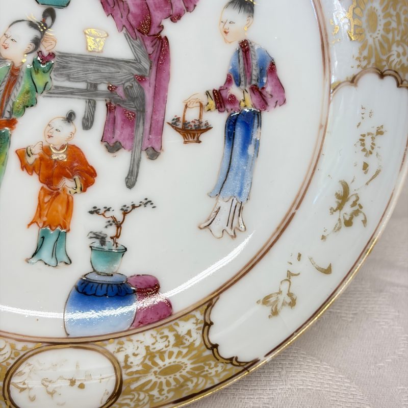A Chinese famille rose gilt-decorated cup and saucer with figural design - 图14