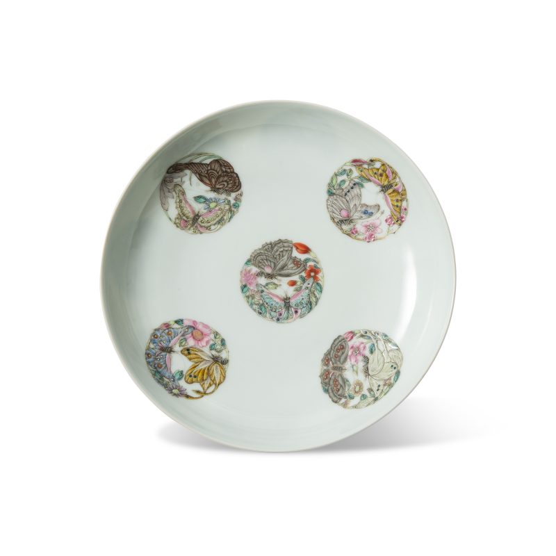 A famille rose falangcai 'butterfly' and doucai 'floral' medallion dish, Yongzheng mark and of the period (1723-1735) - 图1