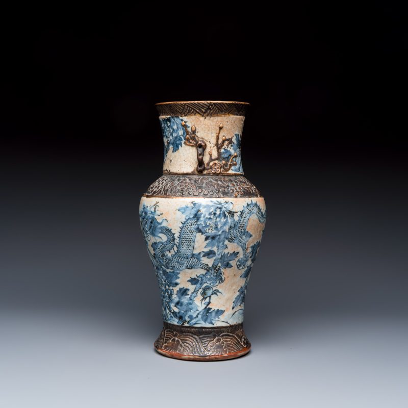 A Chinese Nanking blue and white vase and a famille rose jardinière - 图3