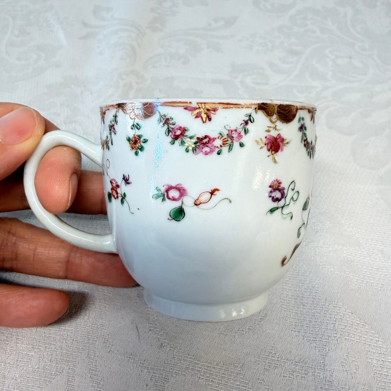 11 Chinese famille rose wares, one with gilt-bronze mounts - 图26