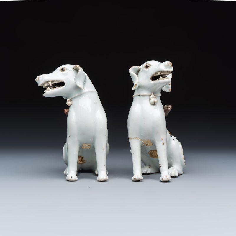 A pair of Chinese export white-glazed and biscuit models of hounds with pups - 图3