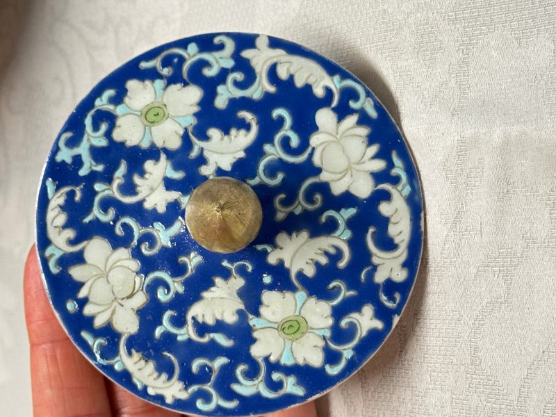 A pair of Chinese famille rose 'Birds among Flowering Branches' jars and covers - 图18