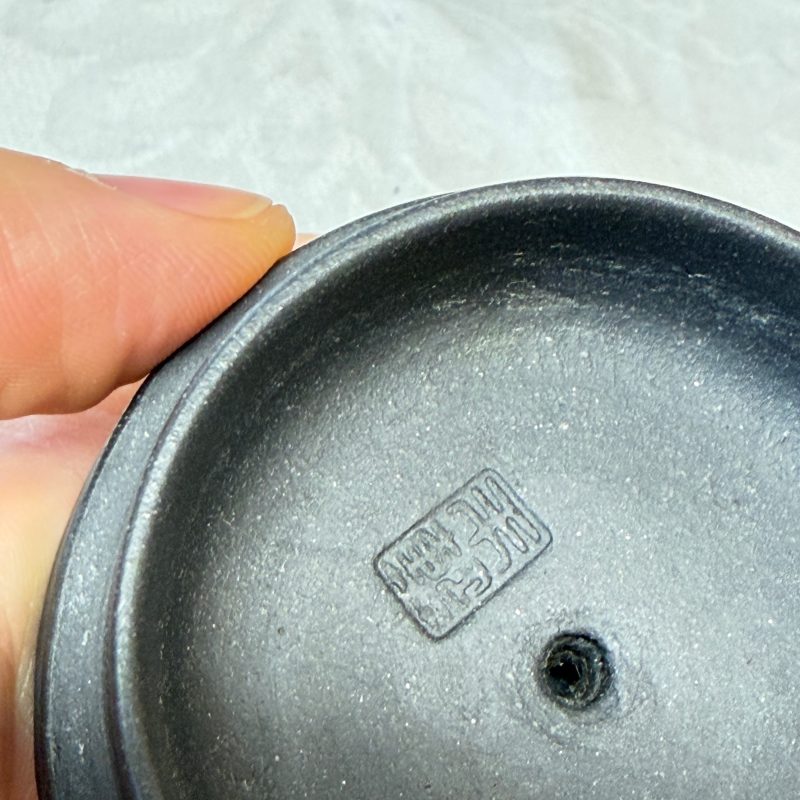 A Chinese inscribed Yixing stoneware teapot with a buffalo finial - 图24
