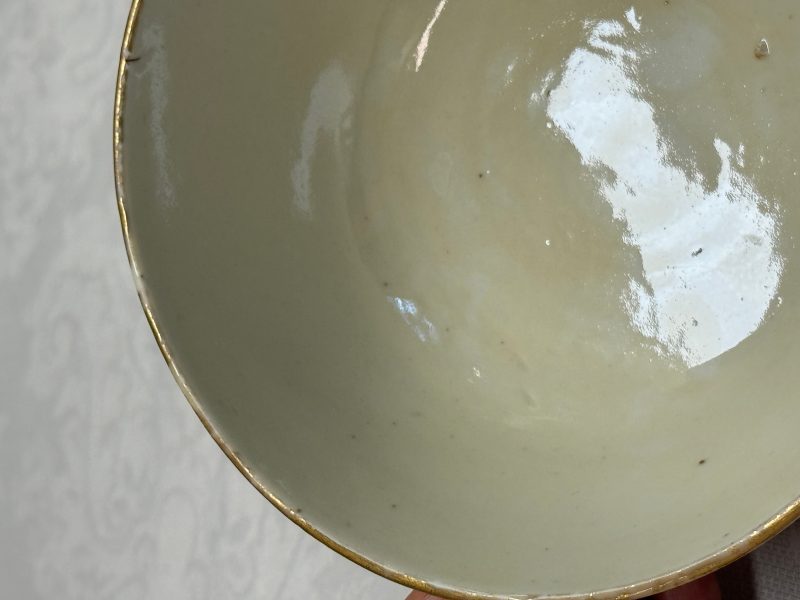 Four Chinese Canton famille rose vases and a covered bowl with figural design - 图29