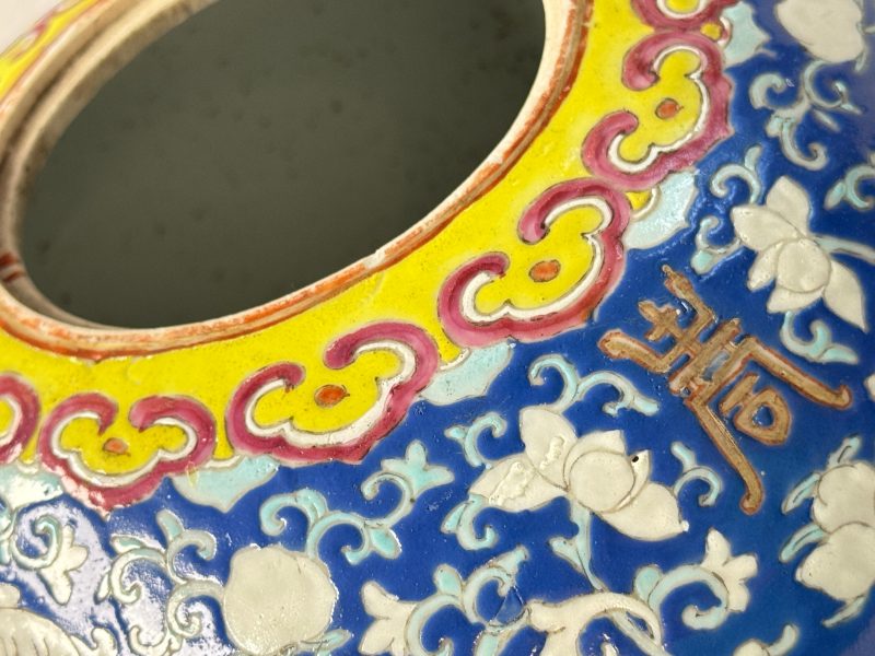 A pair of Chinese famille rose 'Birds among Flowering Branches' jars and covers - 图17