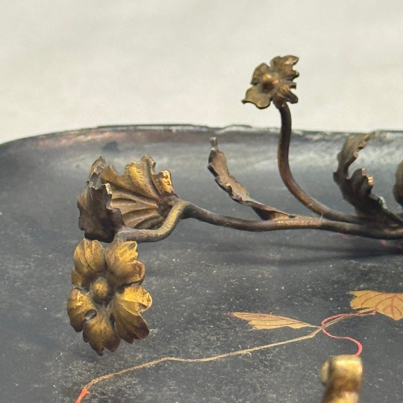 A French lacquered and gilt-bronze-mounted inkwell with a Chinese turquoise-glazed Buddha - 图15