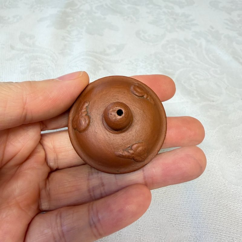 A Chinese Yixing stoneware teapot and cover with floral relief design - 图16