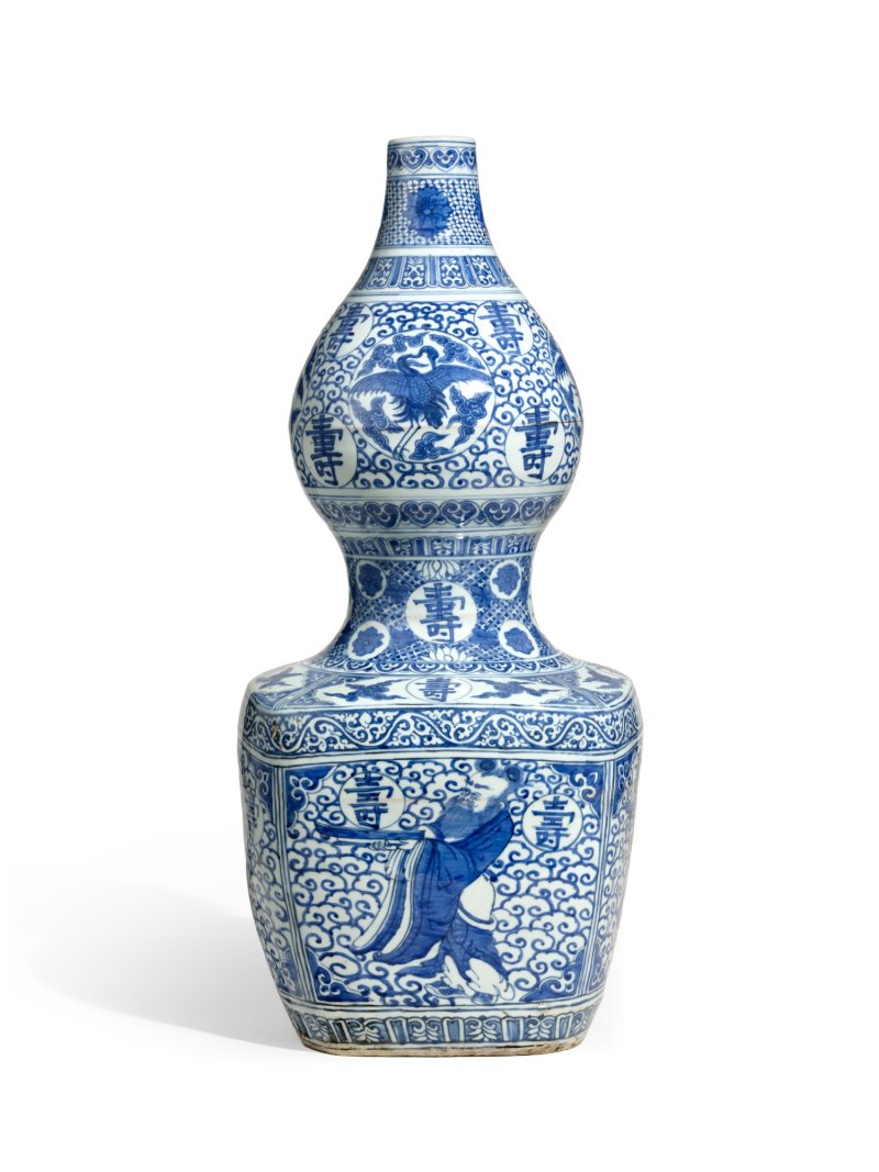 A large blue and white 'longevity' double gourd vase, Ming dynasty, Jiajing–Wanli period | 明嘉靖至萬曆　青花壽翁雲鶴紋天圓地方葫蘆瓶