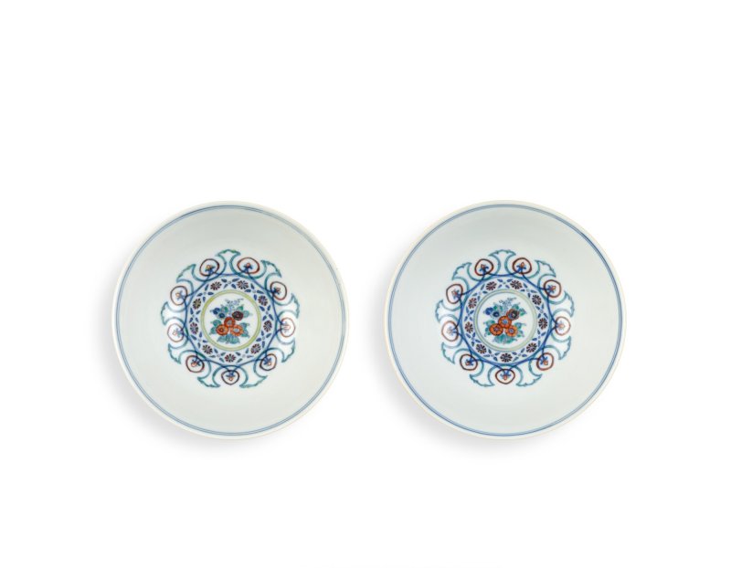 A pair of doucai 'floral bouquet' bowls, Seal marks and period of Daoguang  | 清道光　鬪彩束花紋盌一對　《大清道光年製》款 - 图2
