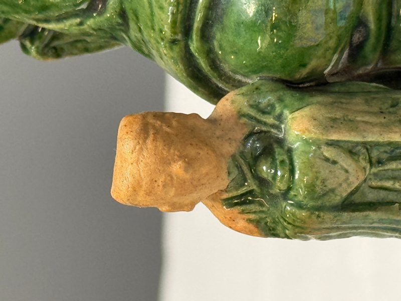 A Chinese sancai-glazed stoneware group of Guanyin and two attendants - 图13