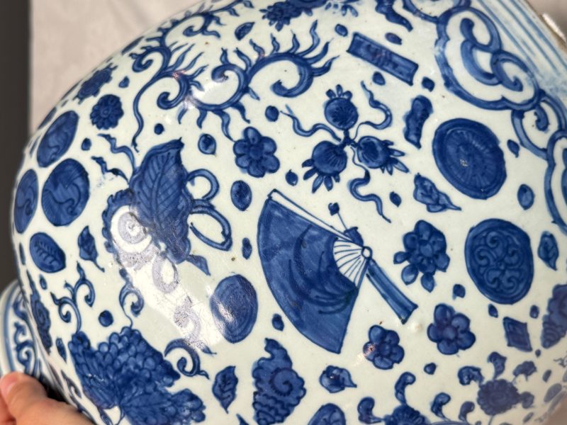 A large Chinese blue and white jar with Buddhist symbols, shells and insects - 图14