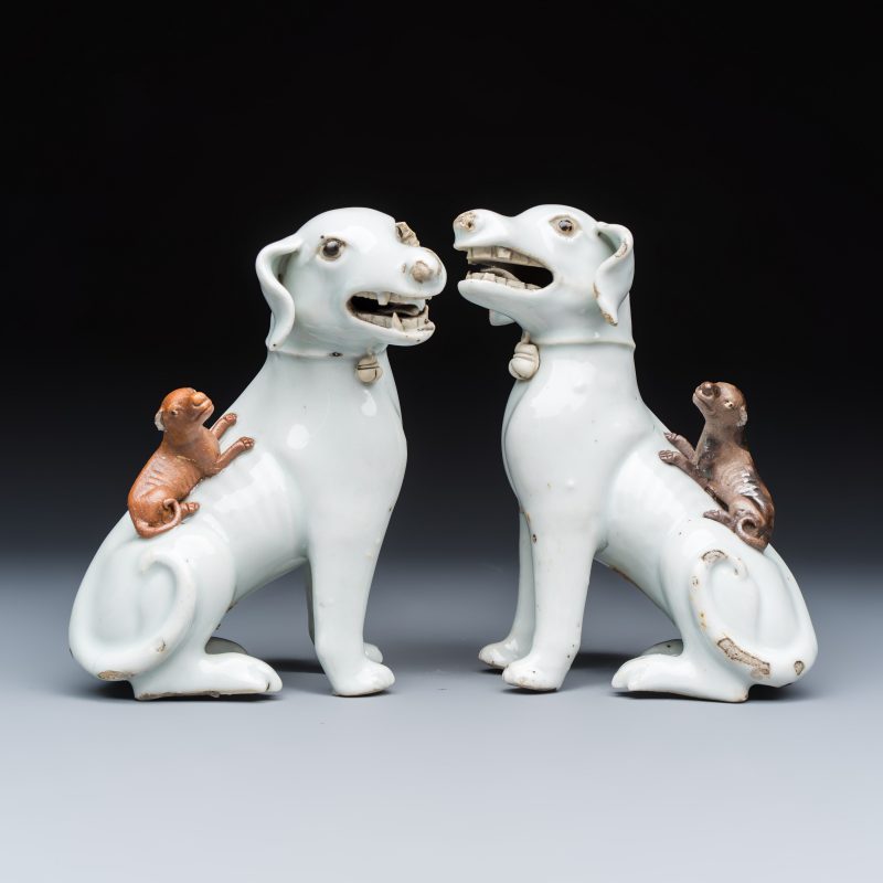 A pair of Chinese export white-glazed and biscuit models of hounds with pups - 图2