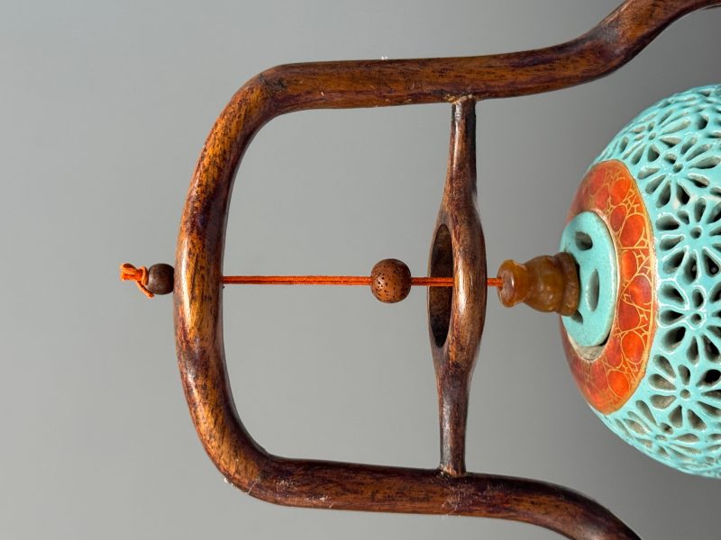 A Chinese famille rose turquoise-ground reticulated incense ball and cover, and a wooden stand - 图9