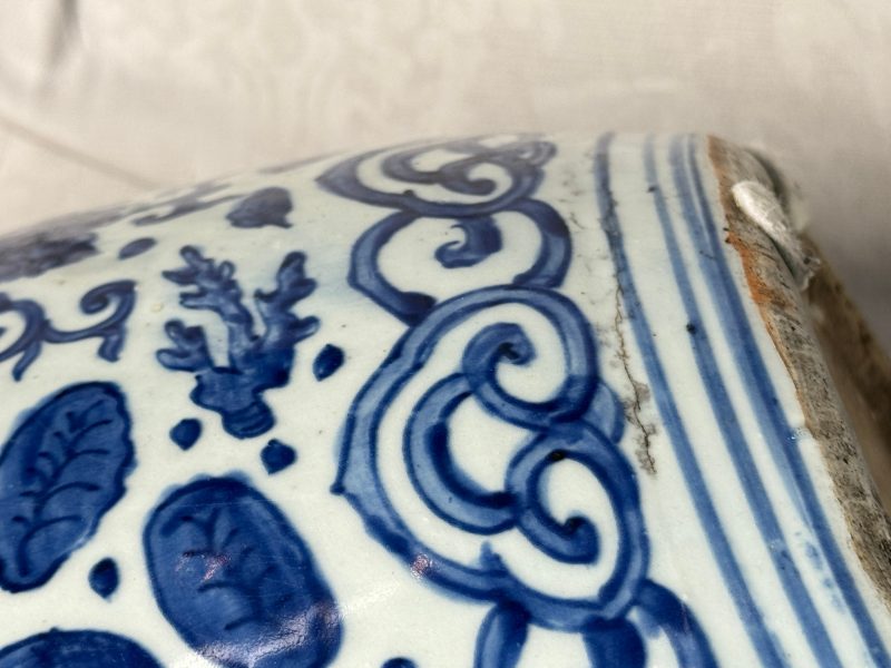 A large Chinese blue and white jar with Buddhist symbols, shells and insects - 图15