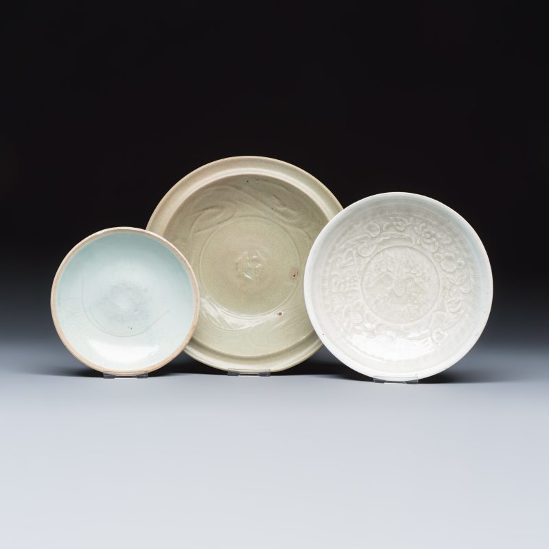 Two Chinese qingbai plates and a Longquan celadon plate - 图1