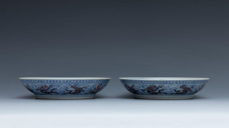 A pair of underglaze-blue and iron-red-decorated 'dragon' dishes, Qianlong mark and of the period (1736-1795) - 图3
