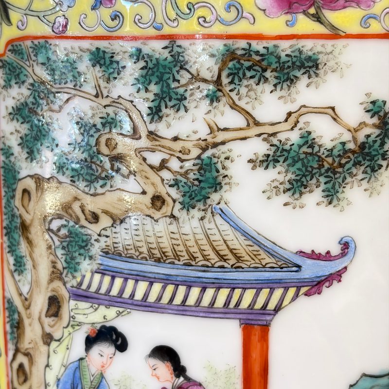 A pair of Chinese famille rose vases with figural design - 图45