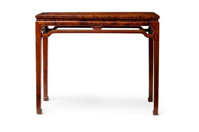 A richly grained and figured huanghuali corner-leg table - 图4