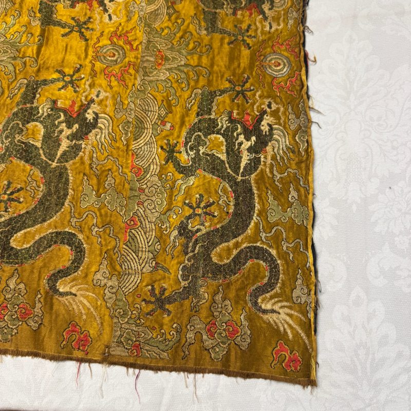 A rare Chinese peacock-feather brocade 'Dragons amid Clouds and Waves' panel - 图5
