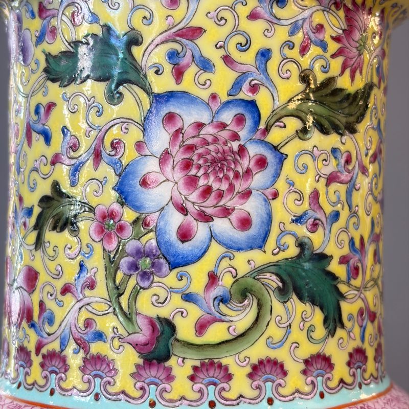 A pair of Chinese famille rose vases with figural design - 图44
